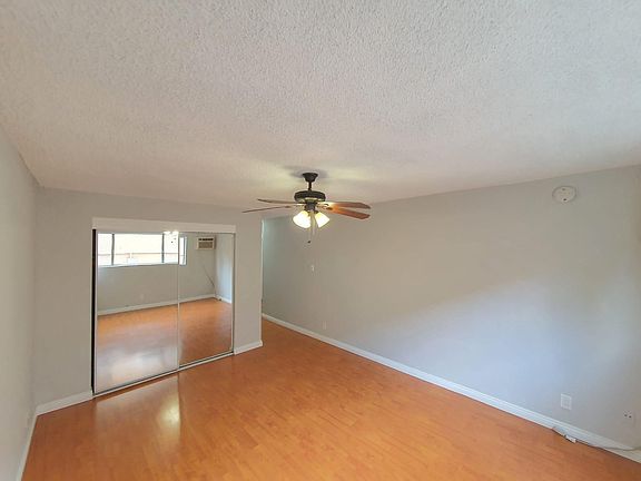 4th image of 13955 Oxnard St #110