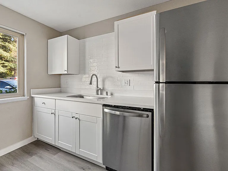Brittany House Apartments — Photo 15