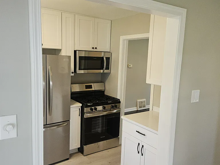 551 E Webster Ave — Photo 4