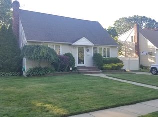 771 Pineneck Rd, Seaford, NY 11783