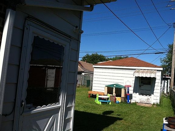 4th image of 3931 Evergreen St N