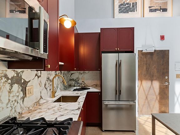 2nd image of 7 Crombie St Unit 10