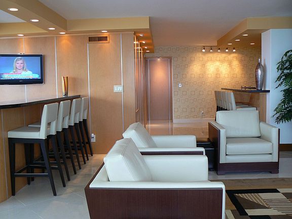 GREAT ROOM & BAR