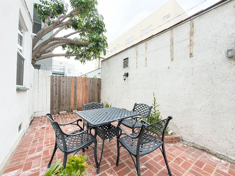 137 S Roxbury Dr — Photo 11