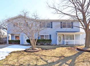 38 Crestview Ter, Buffalo Grove, IL 60089