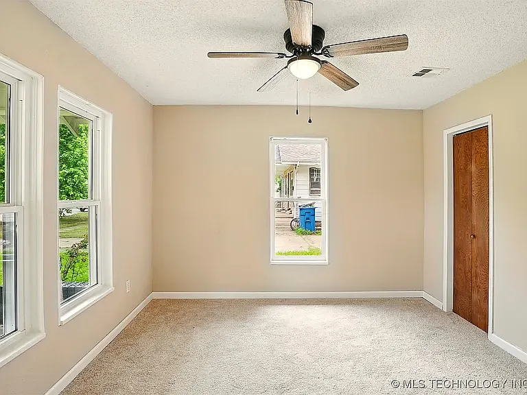 850 E Moses St — Photo 5