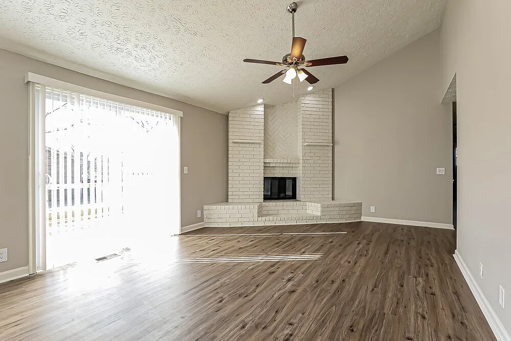 3 bed, 2.0 bath, 1596 sqft, $2,170 — Photo 3