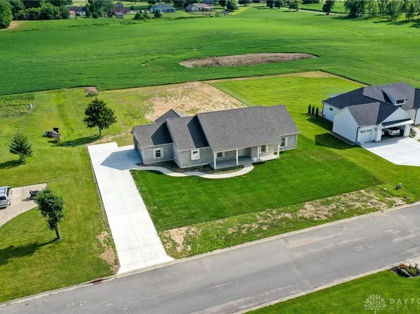 11321 Carriage Hill Dr, New Carlisle, OH 45344