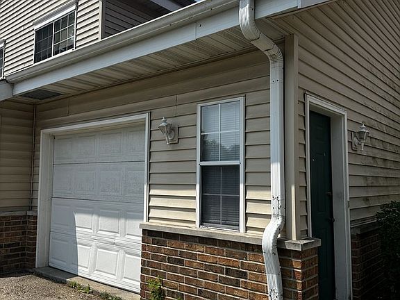 2nd image of 10 Woodridge Ct APT 6