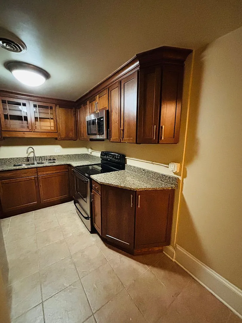 1 Bedroom, 1 Bath Apartment — Photo 1