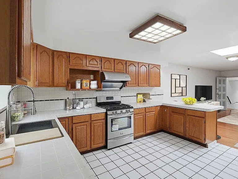 565 Crespi Dr — Photo 17