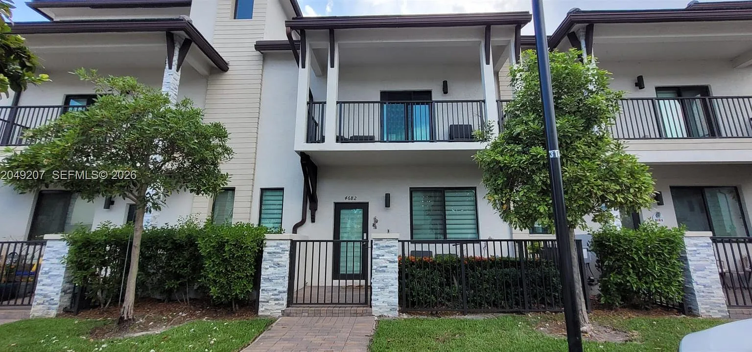 Downtown Doral South Phas — Photo 1