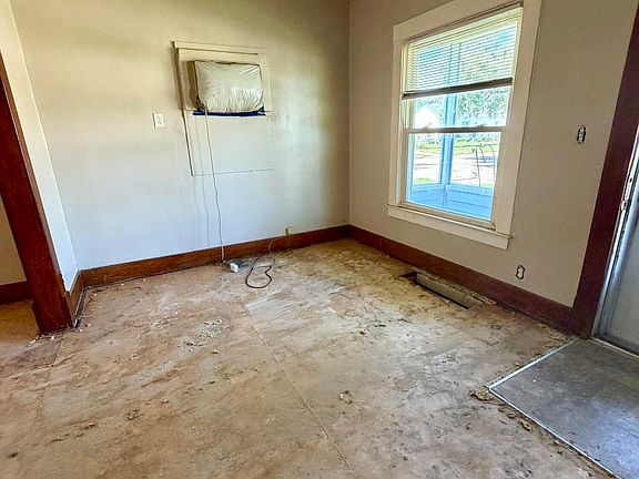 4th image of 2935 Avenue F