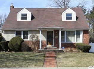 1 Brussel Dr, New Hyde Park, NY 11040