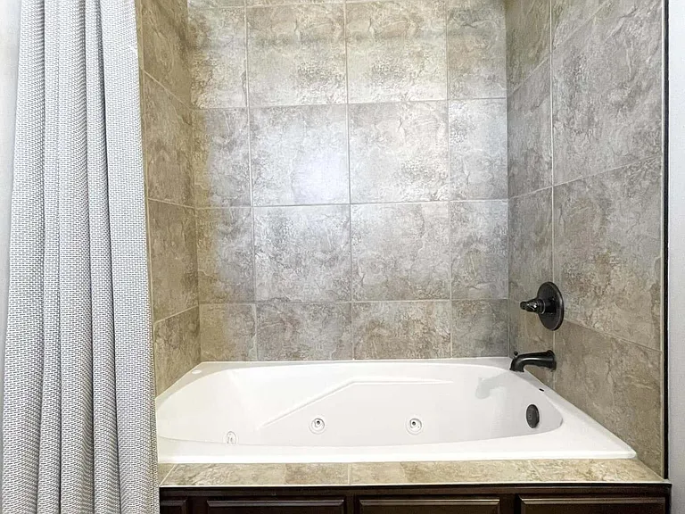 401 E Honey Ln — Photo 7