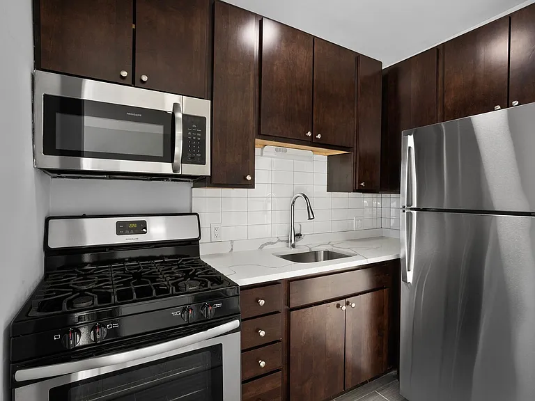 1625 W Howard St — Photo 11