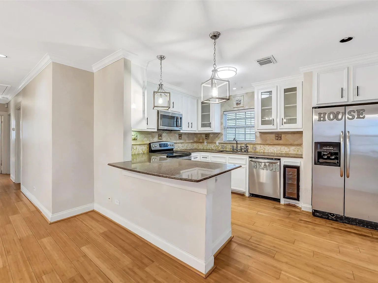 3 bed, 2.0 bath, 1971 sqft, $3,000 — Photo 1
