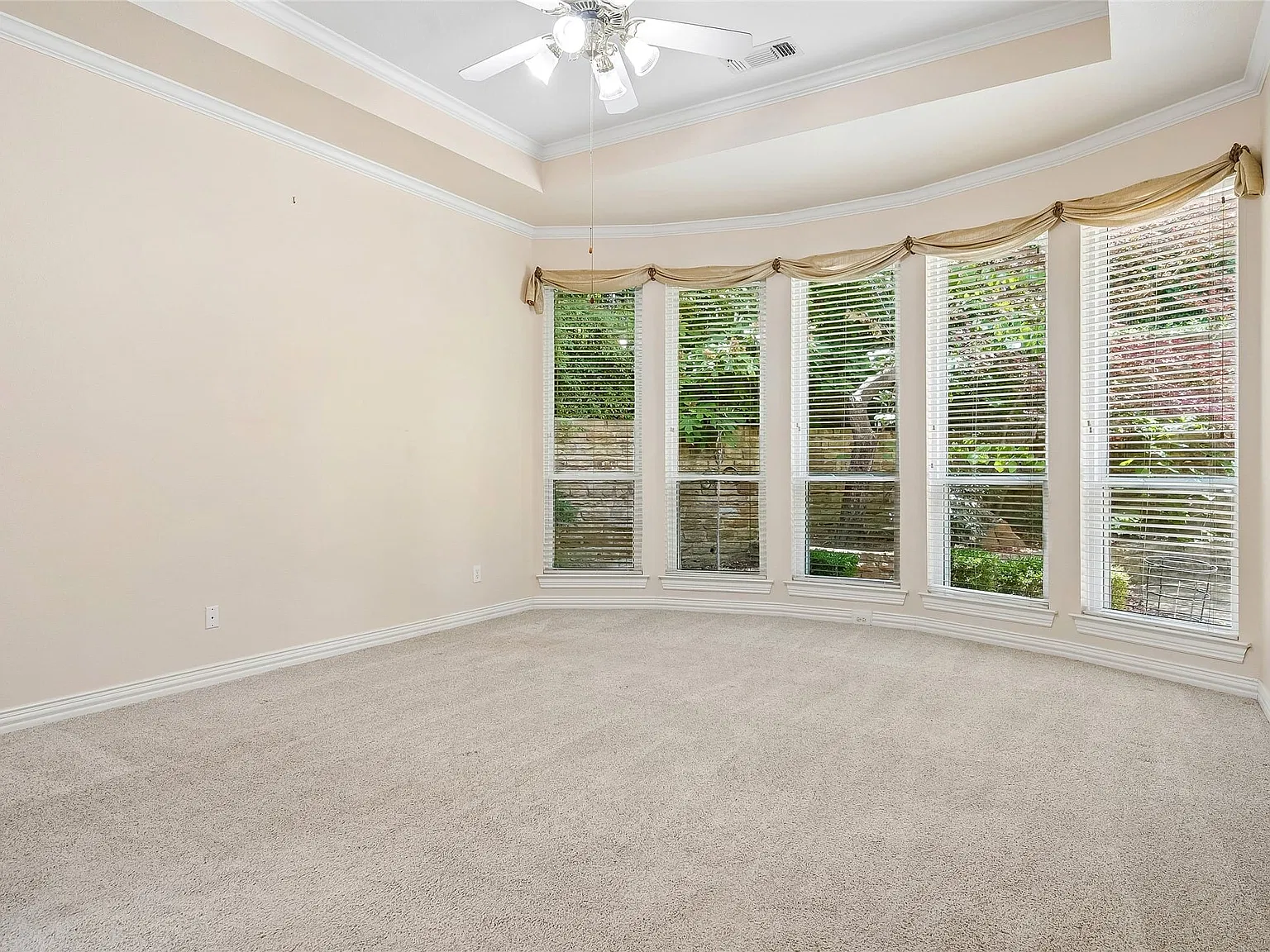 4 bed, 3.0 bath, 3003 sqft, $4,500 — Photo 2