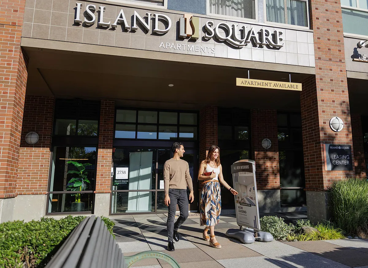 Building Photo - Island Square