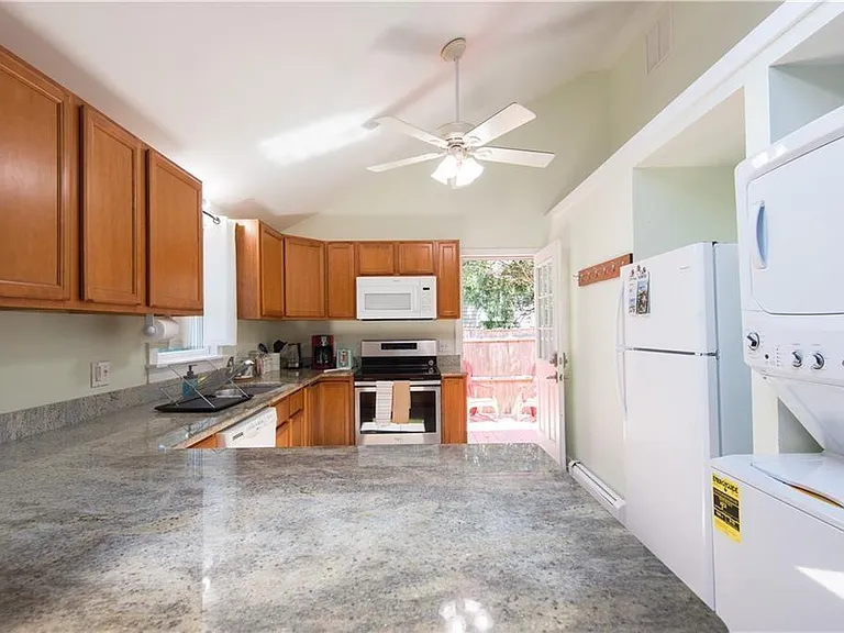 393 Aquidneck Ave — Photo 5