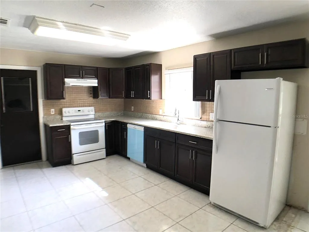 3 bed, 2.0 bath, 1948 sqft, $2,600 — Photo 4