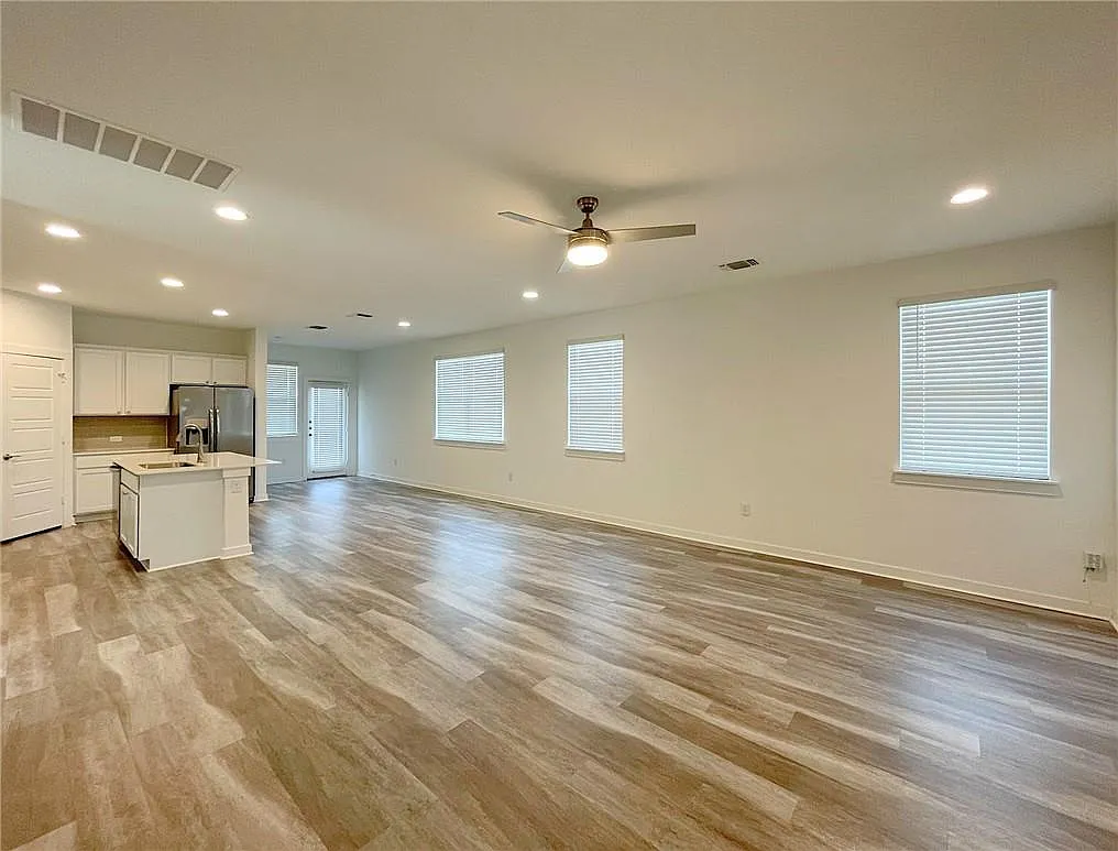 4 bed, 3.0 bath, 2320 sqft, $2,495 — Photo 4