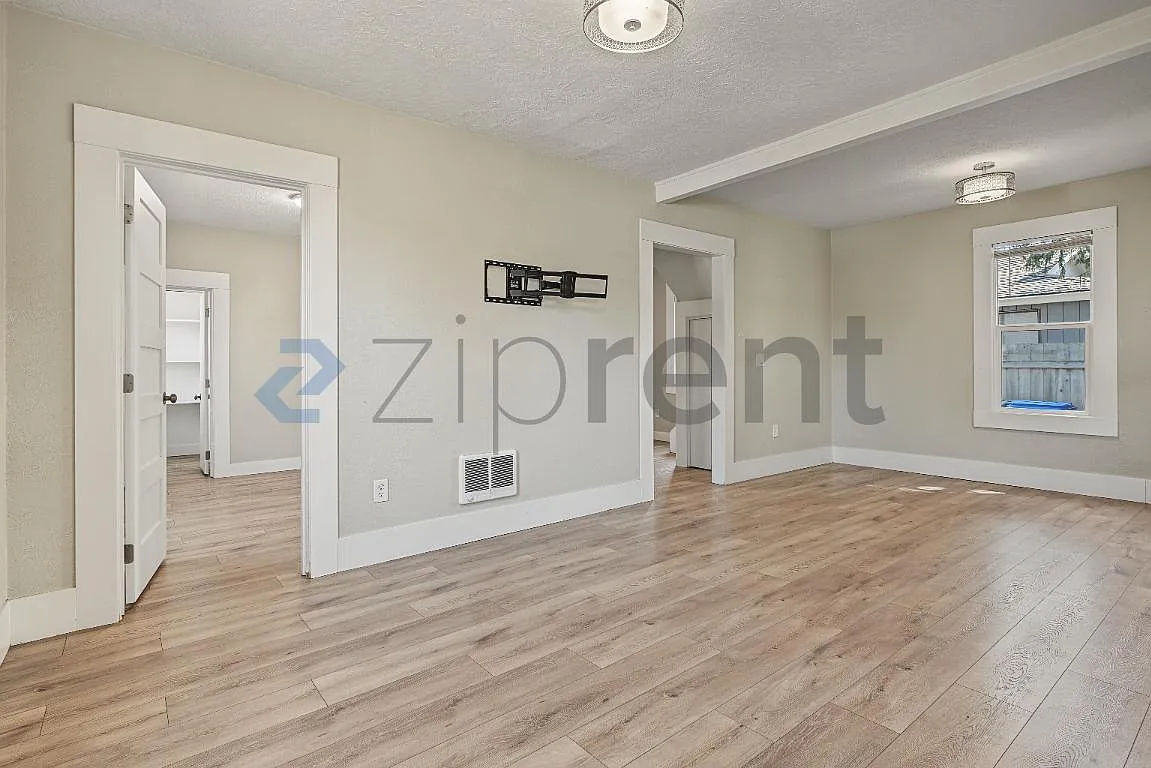 3 bed, 1390 sqft, $2,350 — Photo 3