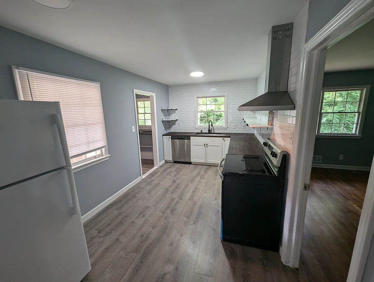 Building Photo - 1158 Sanders Dr