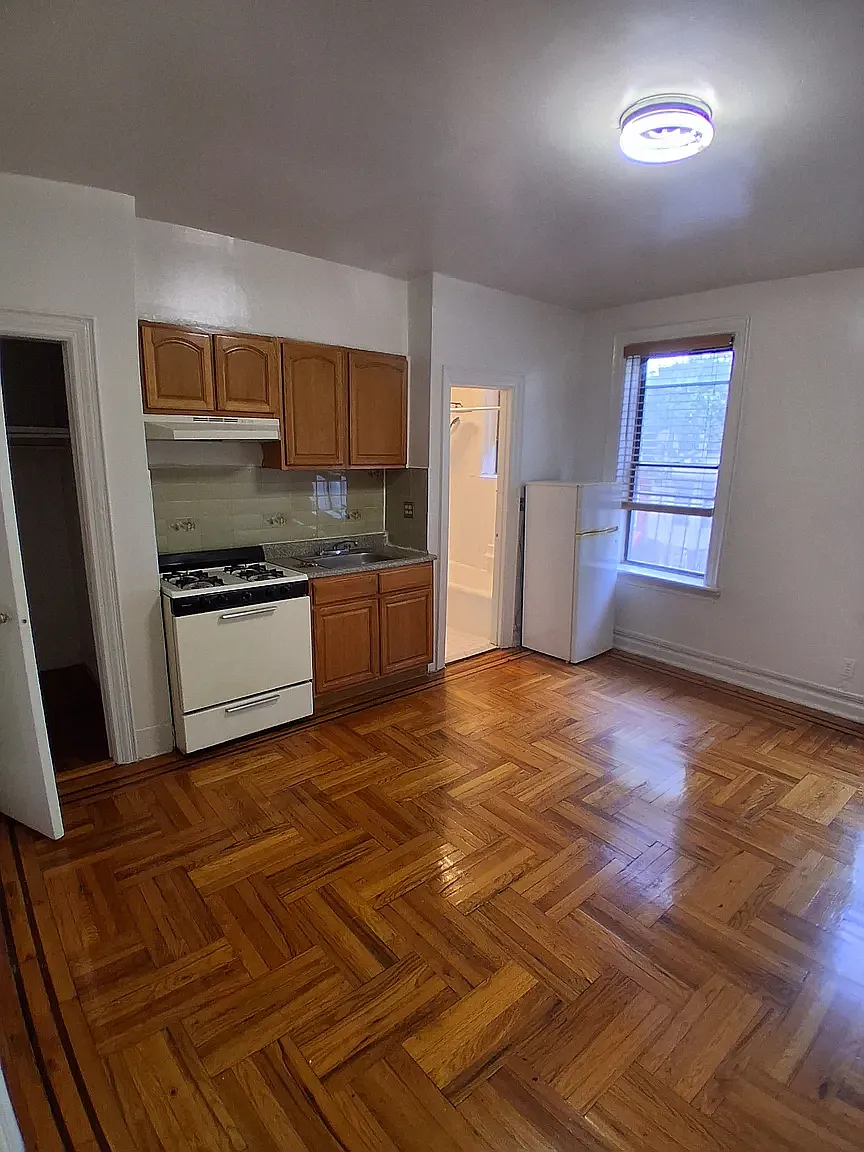 438 52nd Street — Photo 1