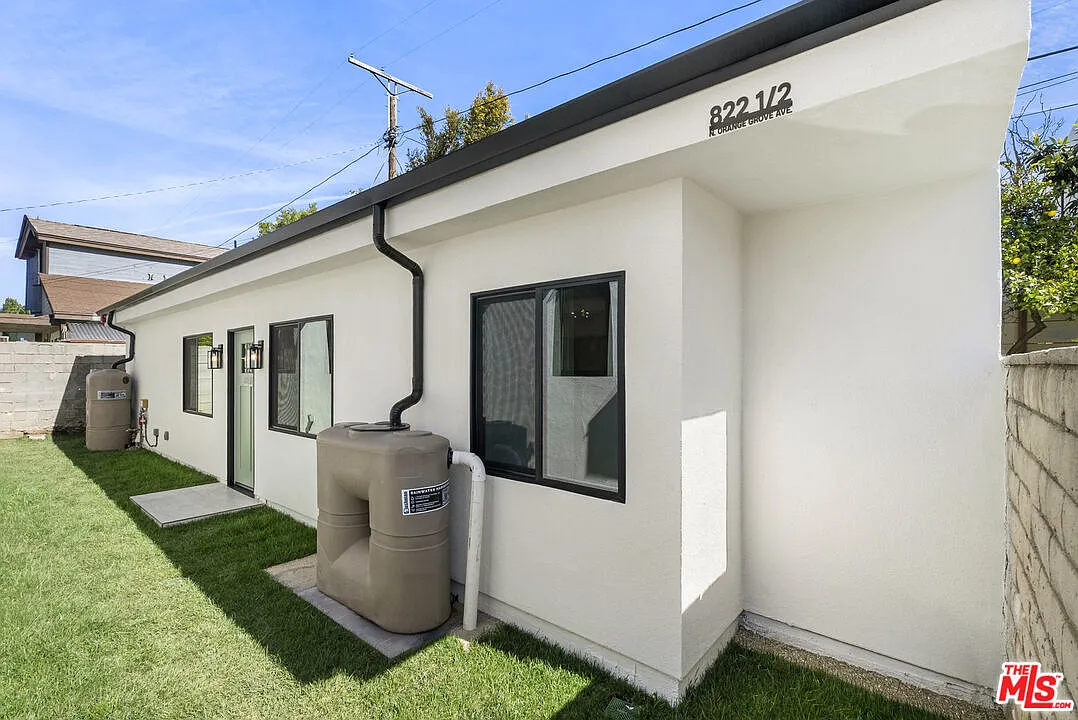 2 bed, 2.0 bath, 892 sqft, $4,700 — Photo 1