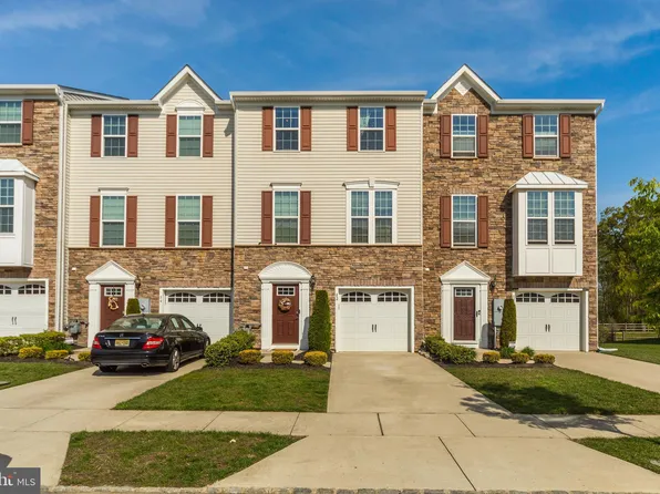 82 Village Green Ln, Sicklerville, NJ 08081