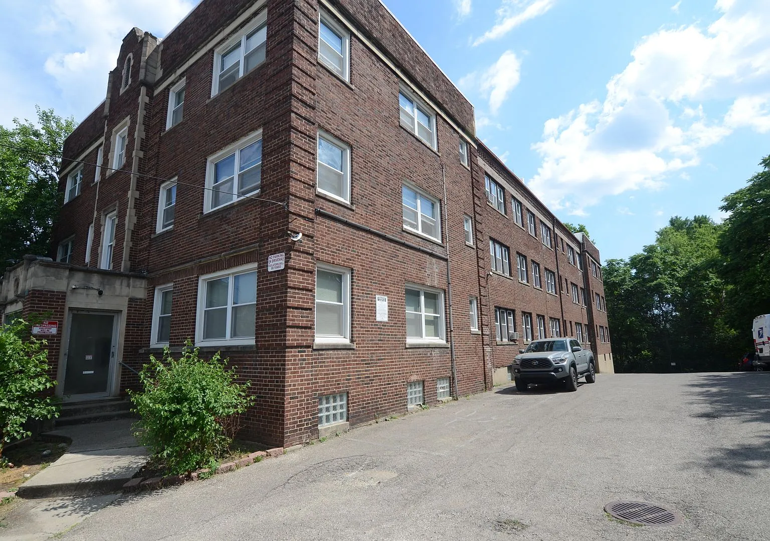 Historical Apartments l Oak St — Photo 1