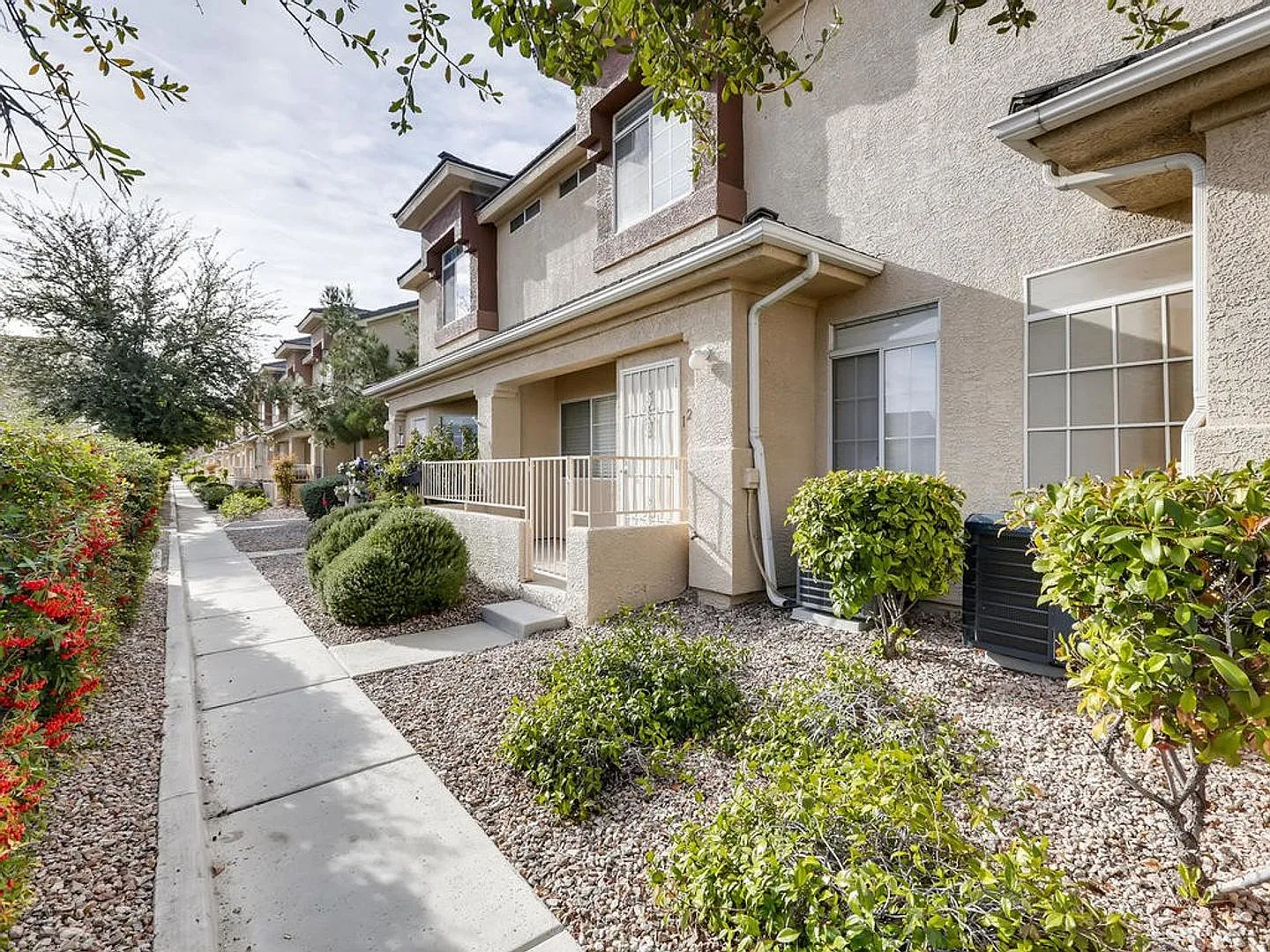 **Short Term Gated Luxury Rental** 3bdrm *2.5 Bath* 2 Car Garage — Photo 3