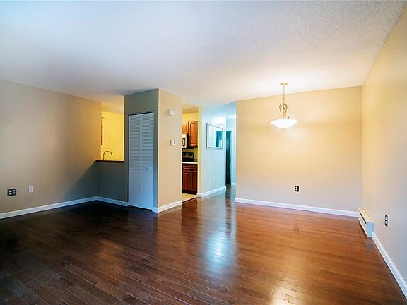 4th image of 19 Apache Dr Unit E