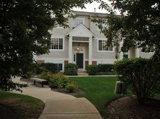 581 Cary Woods Cir, Cary, IL 60013