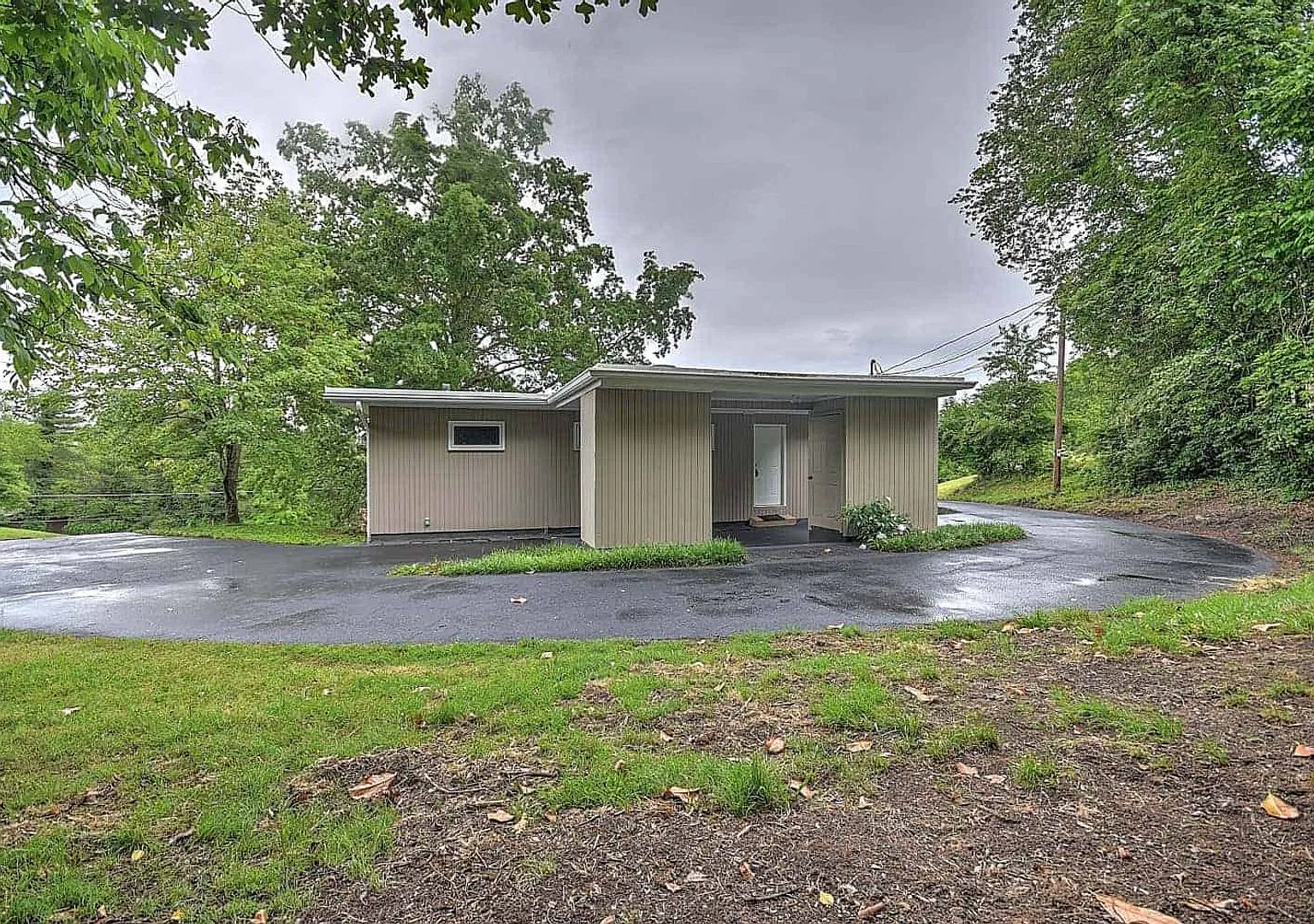 Renovated 34 Bedroom Home for Rent | 2,700+ Sq Ft | Bristol TN — Photo 3