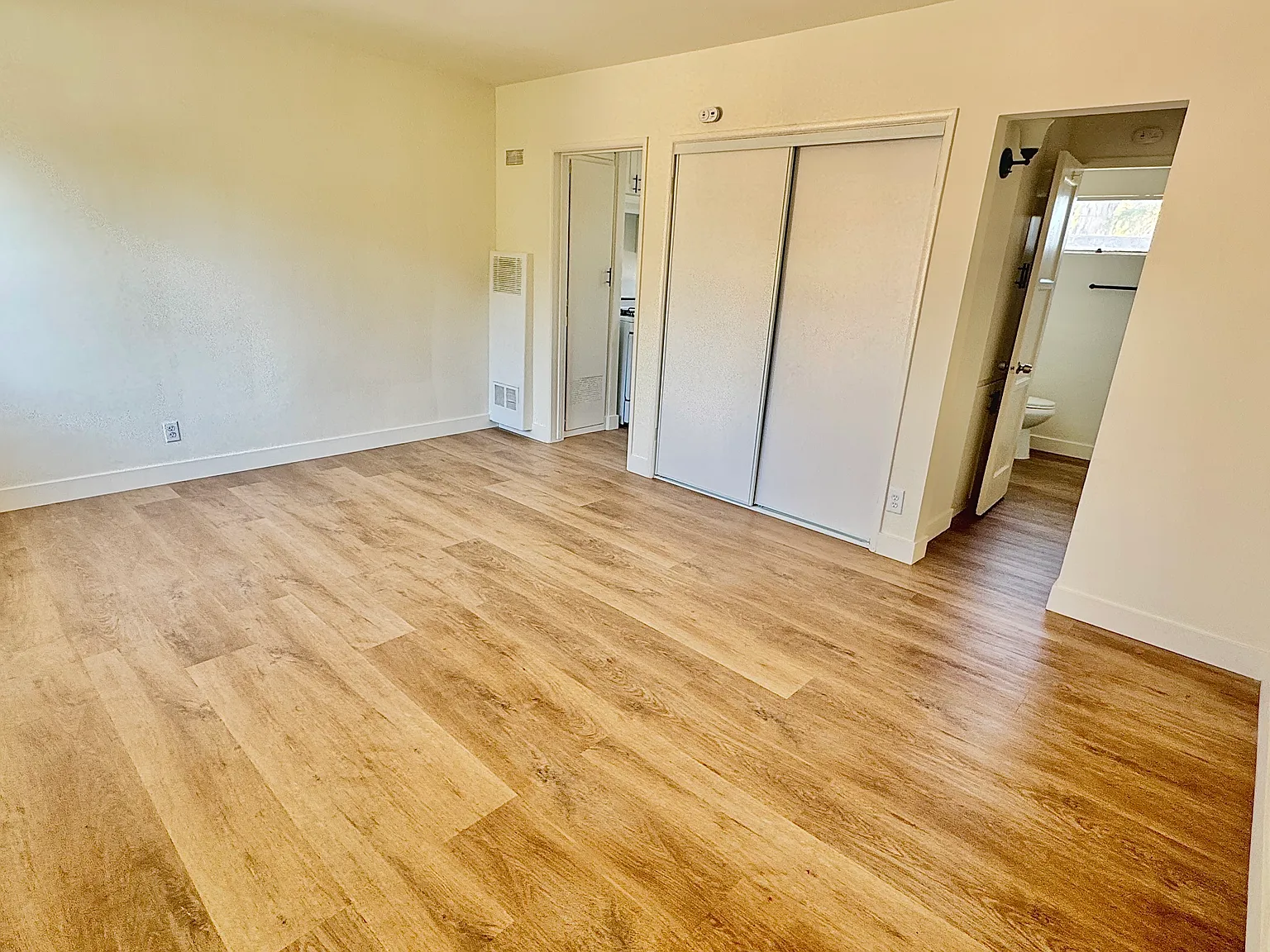 Studio, 420 sqft, $1,525 — Photo 2
