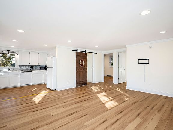 5th image of 100 NE 43rd St #1