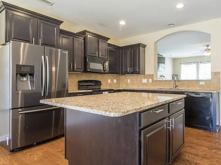 245 Breezemont Dr — Photo 2