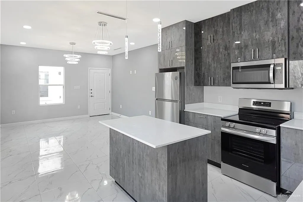 3517 S Dominique Dr — Photo 2