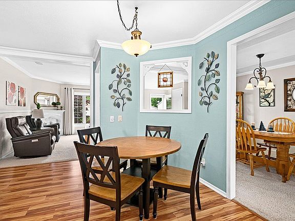 4th image of 77 Arbutus Dr