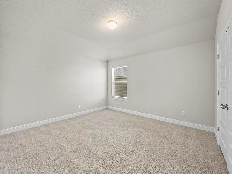 213 Graver St — Photo 28