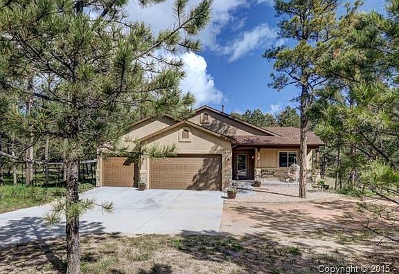 Beautiful Custom Home-Nestled in the Woods of Black Forest!
