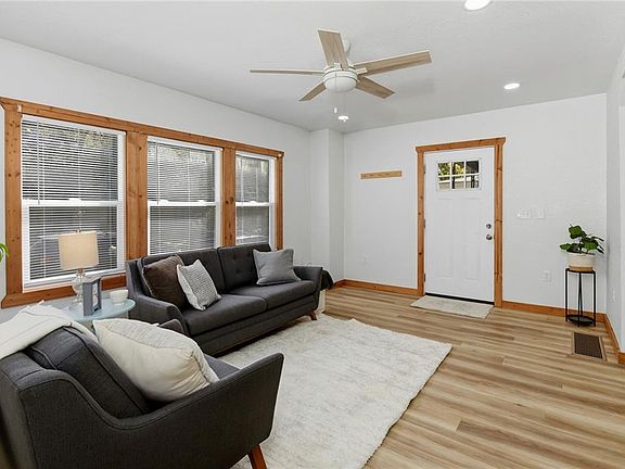 4th image of 1122 2nd Ave
