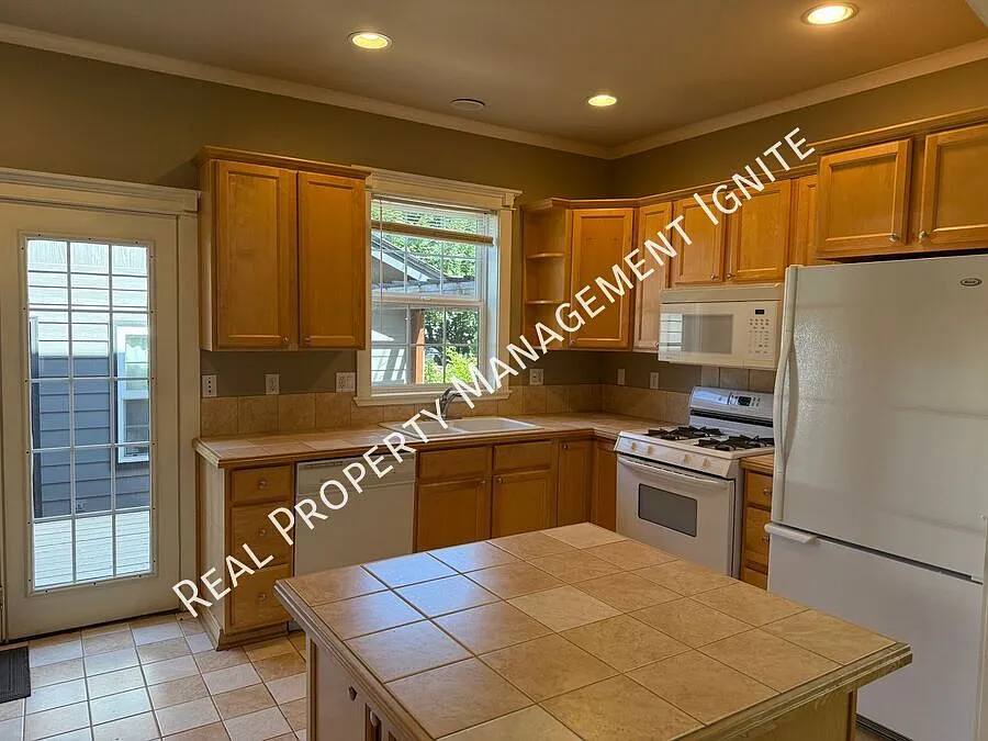Beautiful Single Family Home in Premier Location — Photo 2