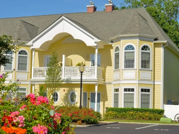 912 Emily Dr, Patchogue, NY 11772