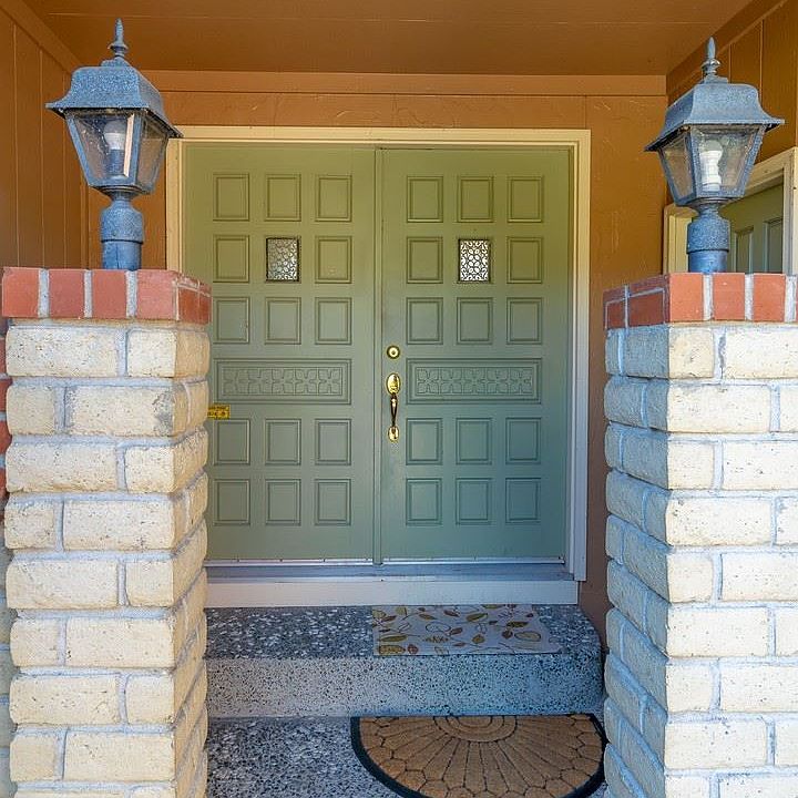 1st image of 5802 Frances Ave NE
