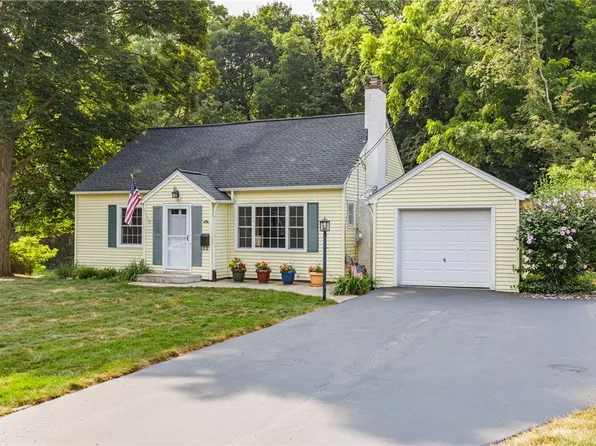 843 Harmon Rd, Penfield, NY 14526