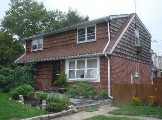 42 Park Cir, New Hyde Park, NY 11040