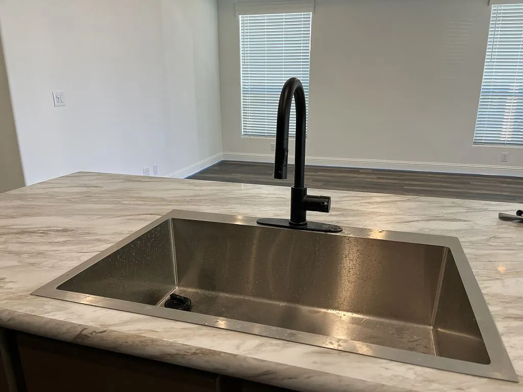 3 bed, 2.0 bath, 1608 sqft, $1,699 — Photo 4